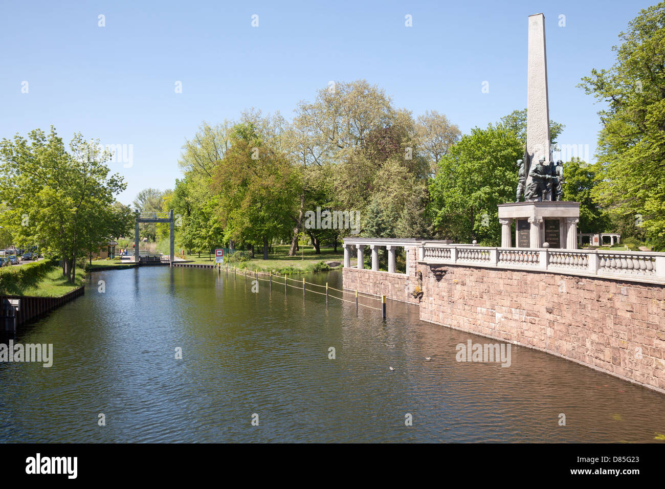 Stadt Canal y conmemorativo soviético, Brandenburg an der Havel, Alemania Foto de stock