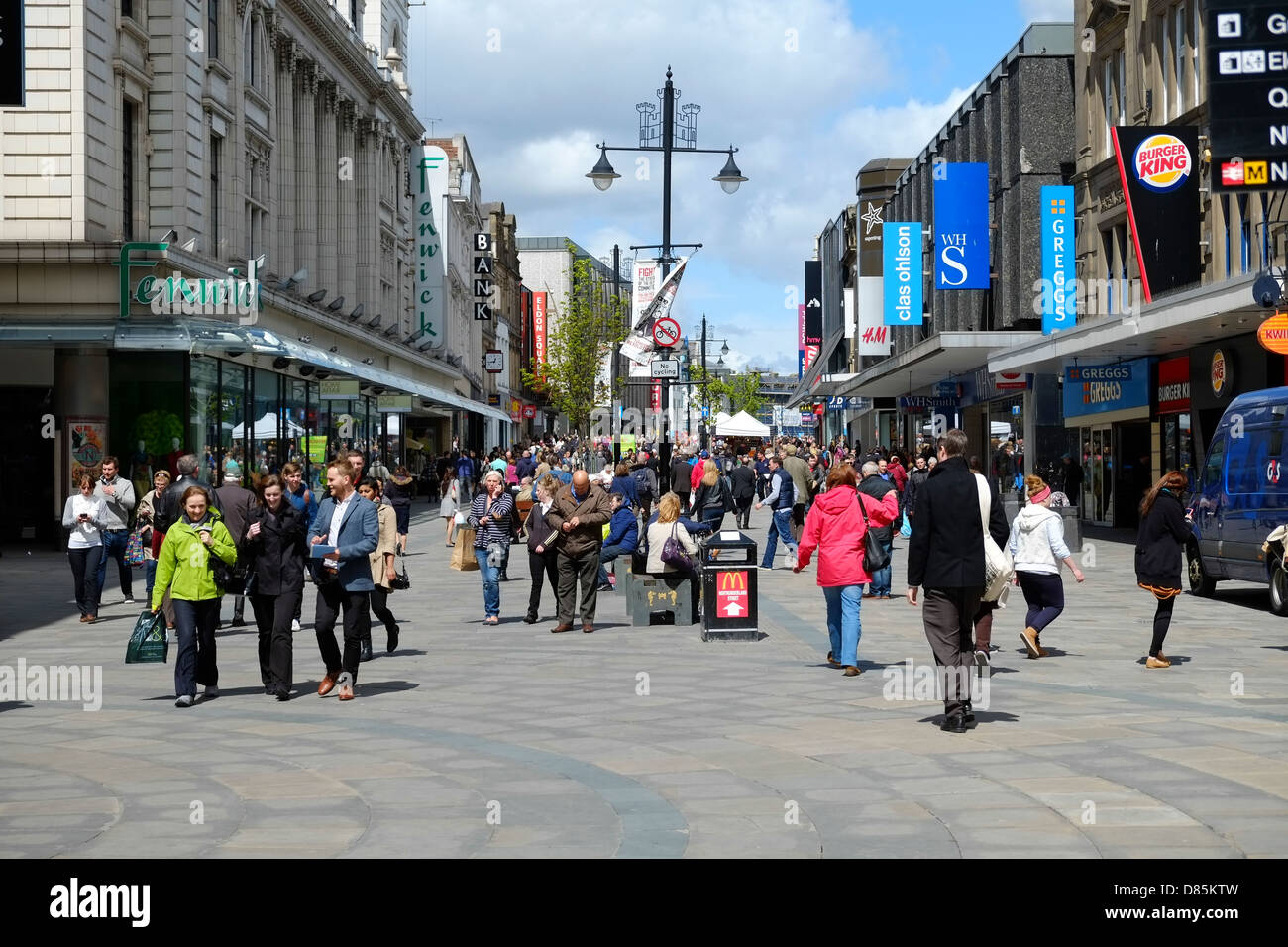 Los compradores en Northumberland Street en Newcastle Foto de stock