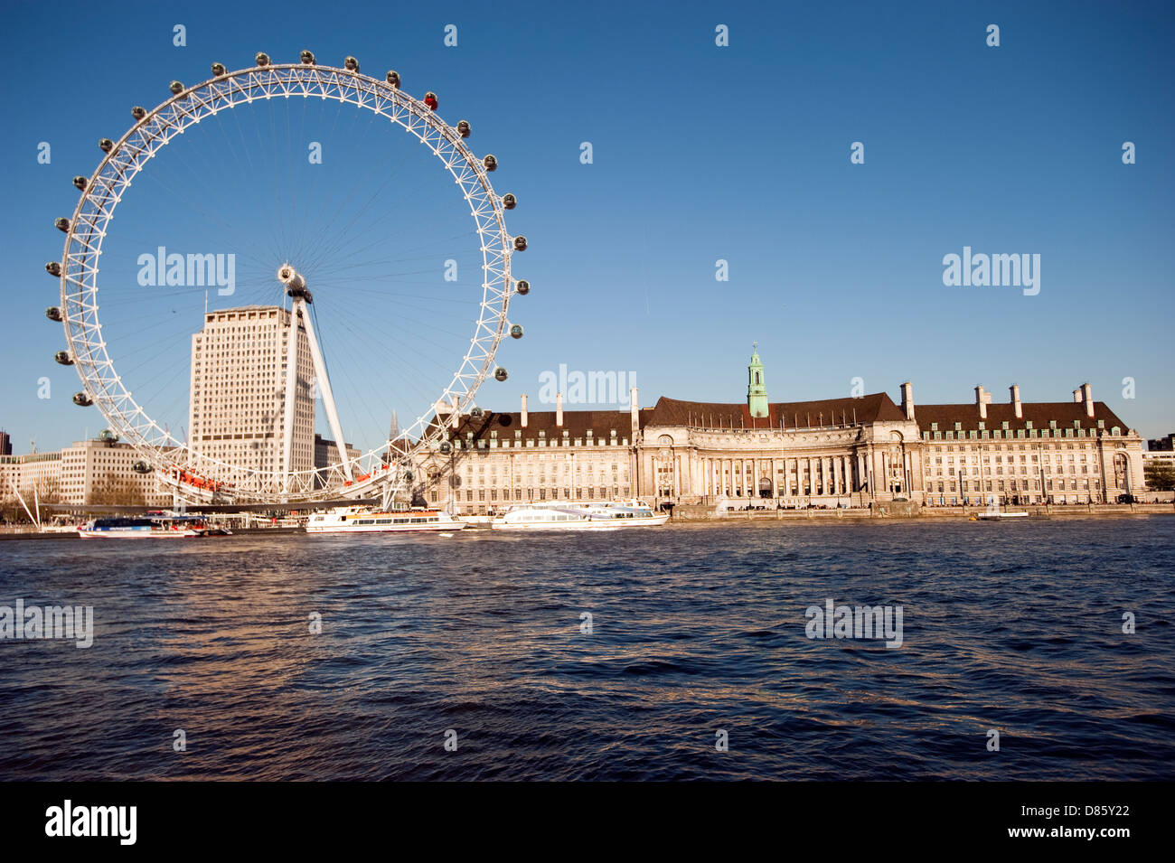 London Eye y County Hall Río Támesis de Londres, Inglaterra Foto de stock