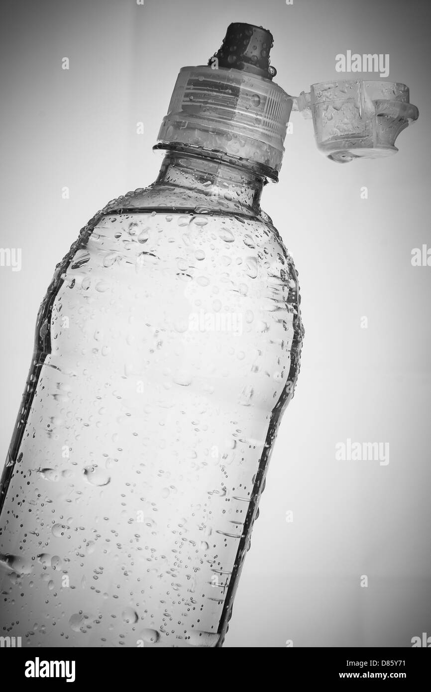 Botella de plástico de agua potable Foto de stock