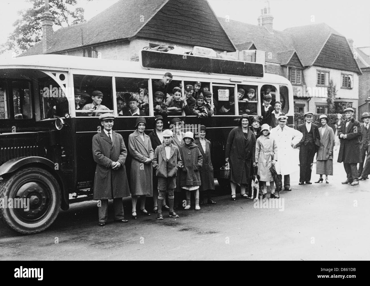 Los miembros del club de niños dicen Adiós y autobús, 1931 Foto de stock