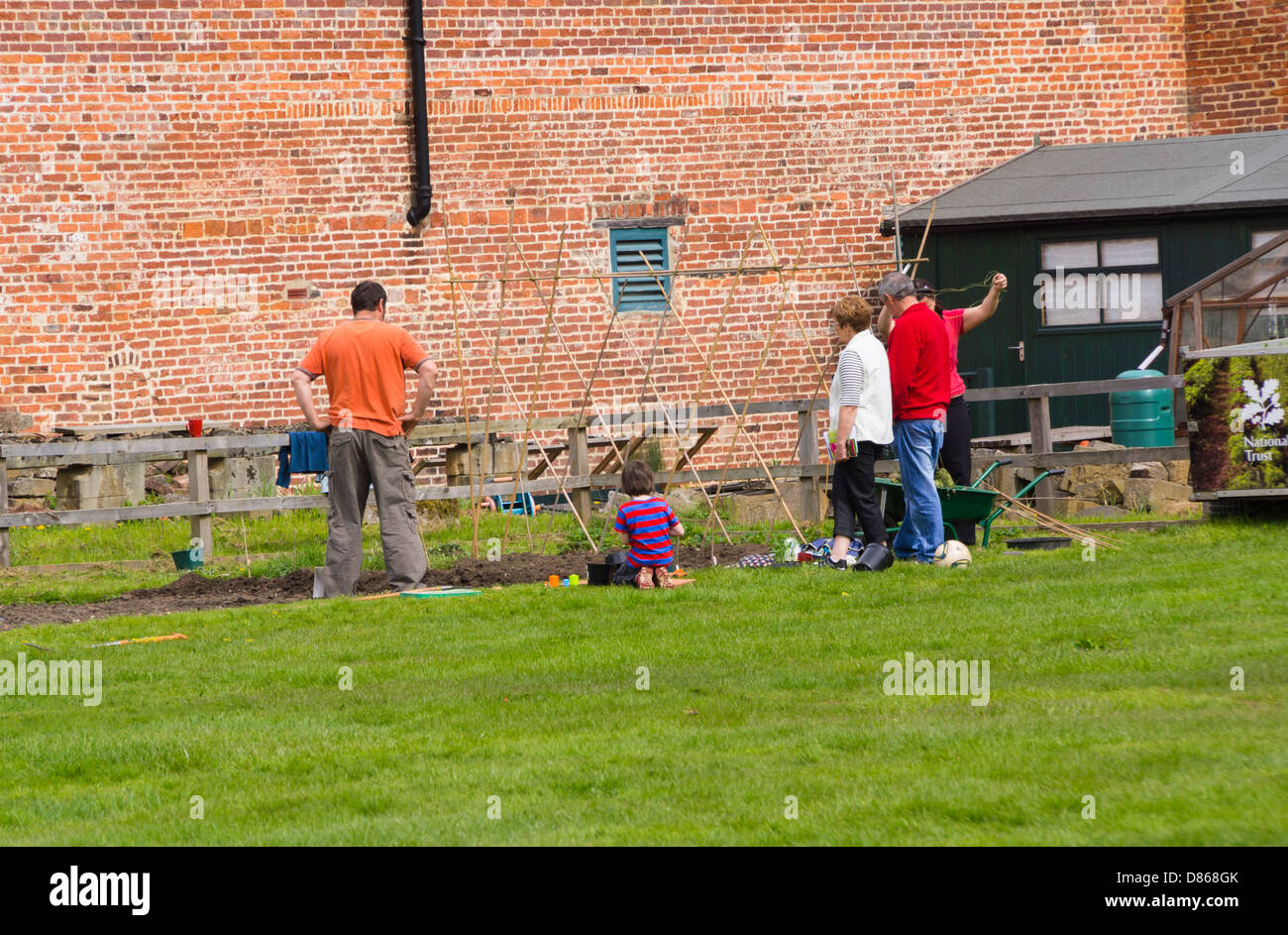 Una familia visitando el jardín amurallado en Gibside Hall en Northumberland Foto de stock
