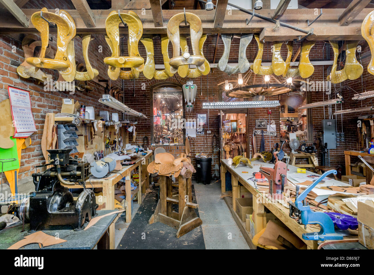 Taller de elaboración de sillín en Hamley y compañía mundialmente famosas monturas en Pendleton, Oregon Foto de stock