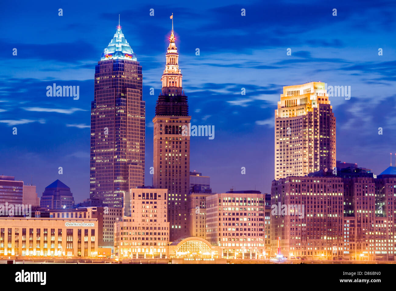 Anochecer perfil del centro de la ciudad de Cleveland, Ohio Foto de stock