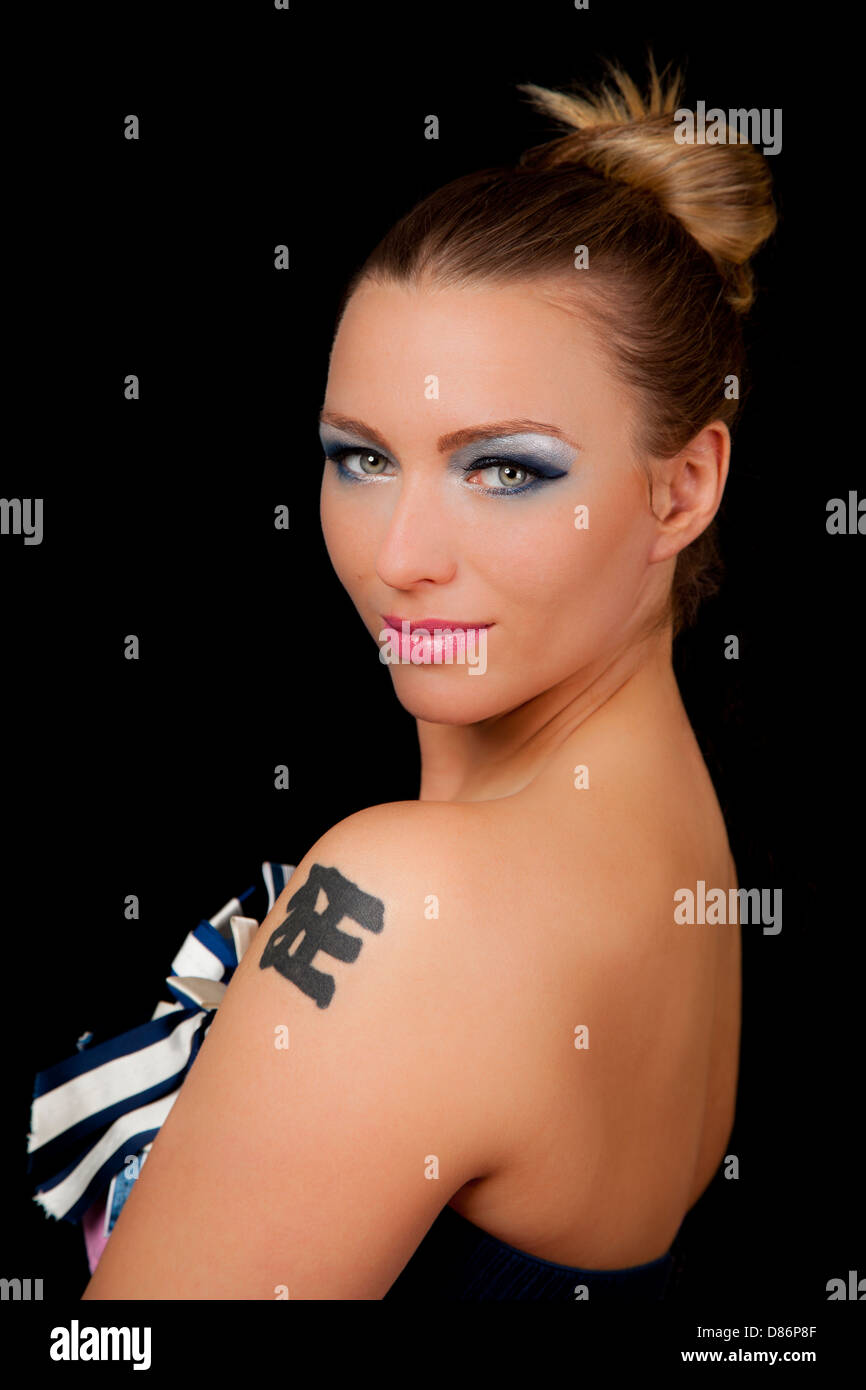 Lápiz labial tatuaje fotografías e imágenes de alta resolución - Alamy