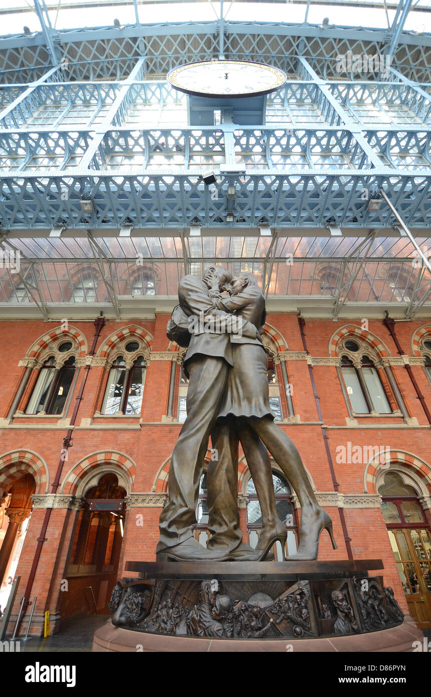 "El Lugar de Encuentro' estatua (diseñado por el artista británico Paul día) en St. Pancras Internacional en Londres, Reino Unido. Foto de stock
