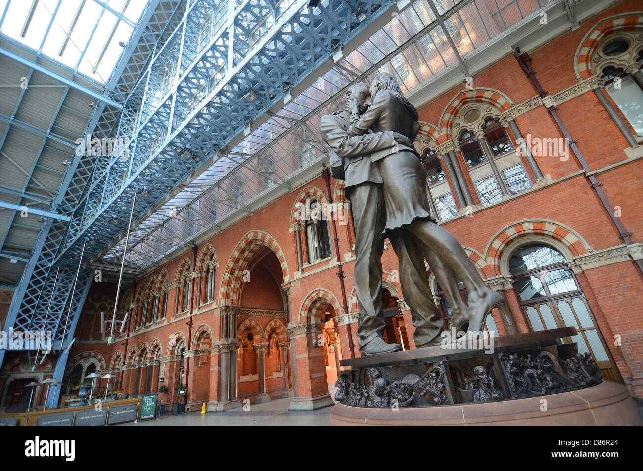 "El Lugar de Encuentro' estatua (diseñado por el artista británico Paul día) en St. Pancras Internacional en Londres, Reino Unido. Foto de stock