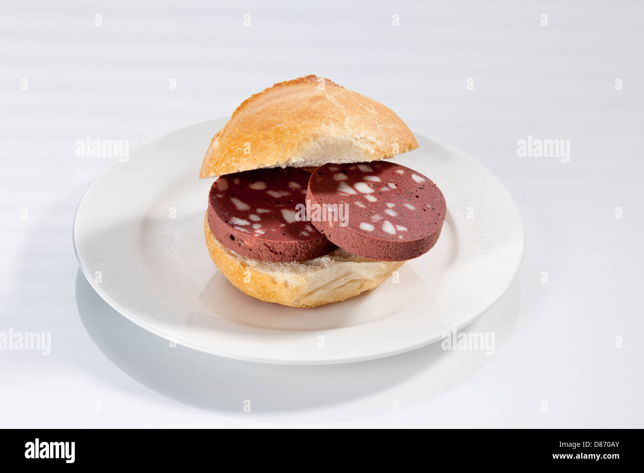 Sándwich de bollo de pan con morcilla en el plato de cierre Fotografía de  stock - Alamy