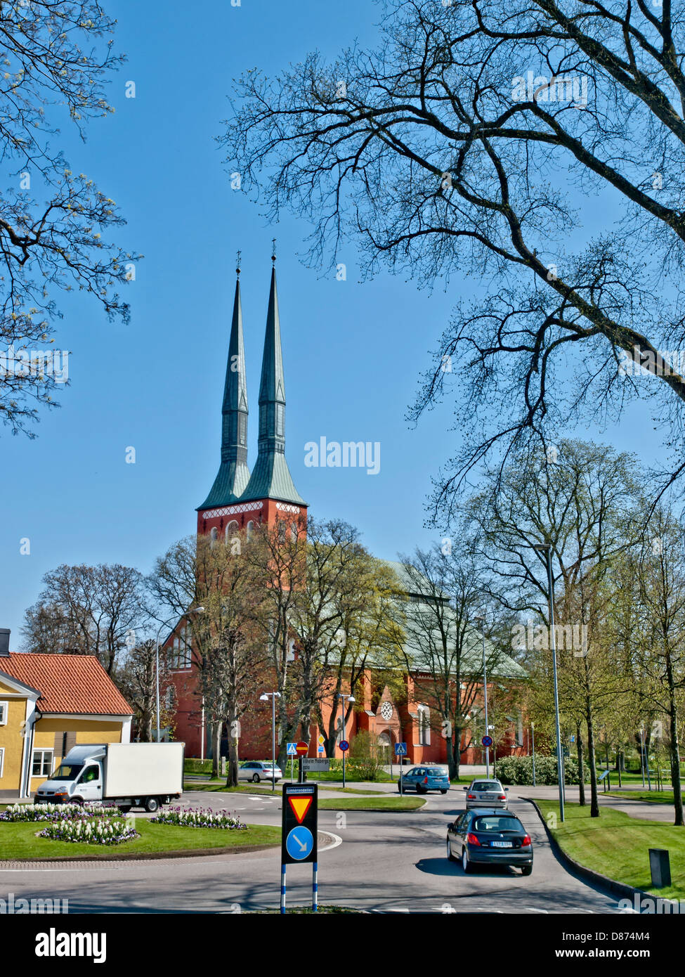 Típico escandinavo dos cabezas de iglesia en Vaxjo estación, Suecia Foto de stock
