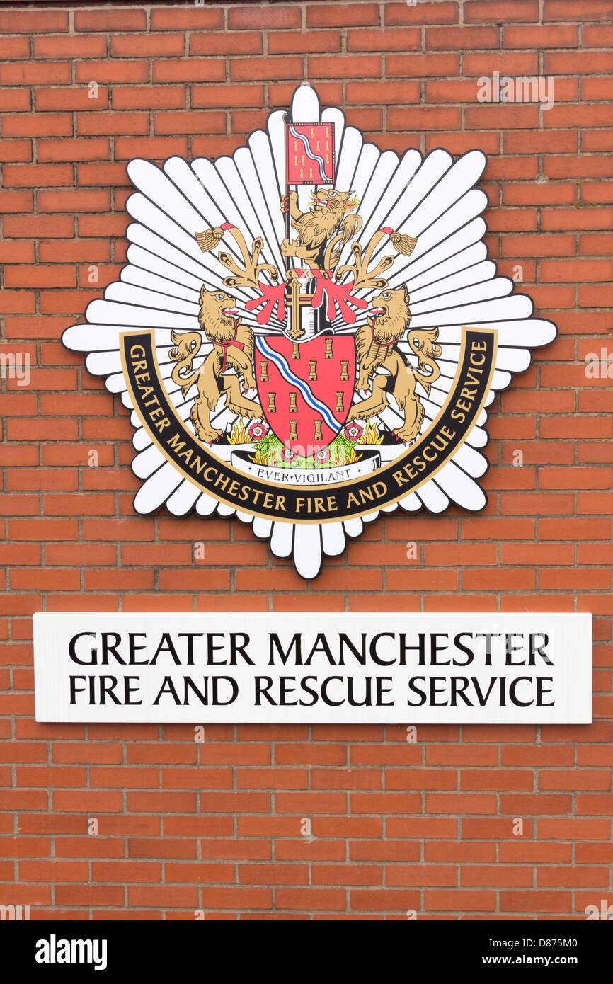 Cresta de la Greater Manchester servicio de bomberos y servicios de rescate en la pared de la Moor Lane estación de bomberos en Bolton. Foto de stock