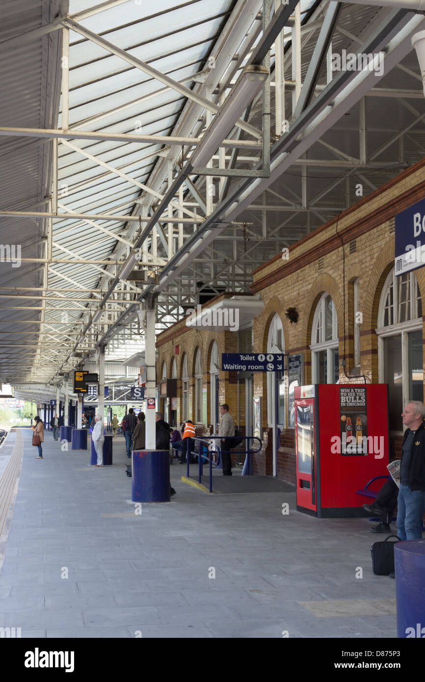Pasajeros que esperan en la plataforma 3 en Bolton railway station. El  próximo tren está enlazado a Manchester Victoria Fotografía de stock - Alamy