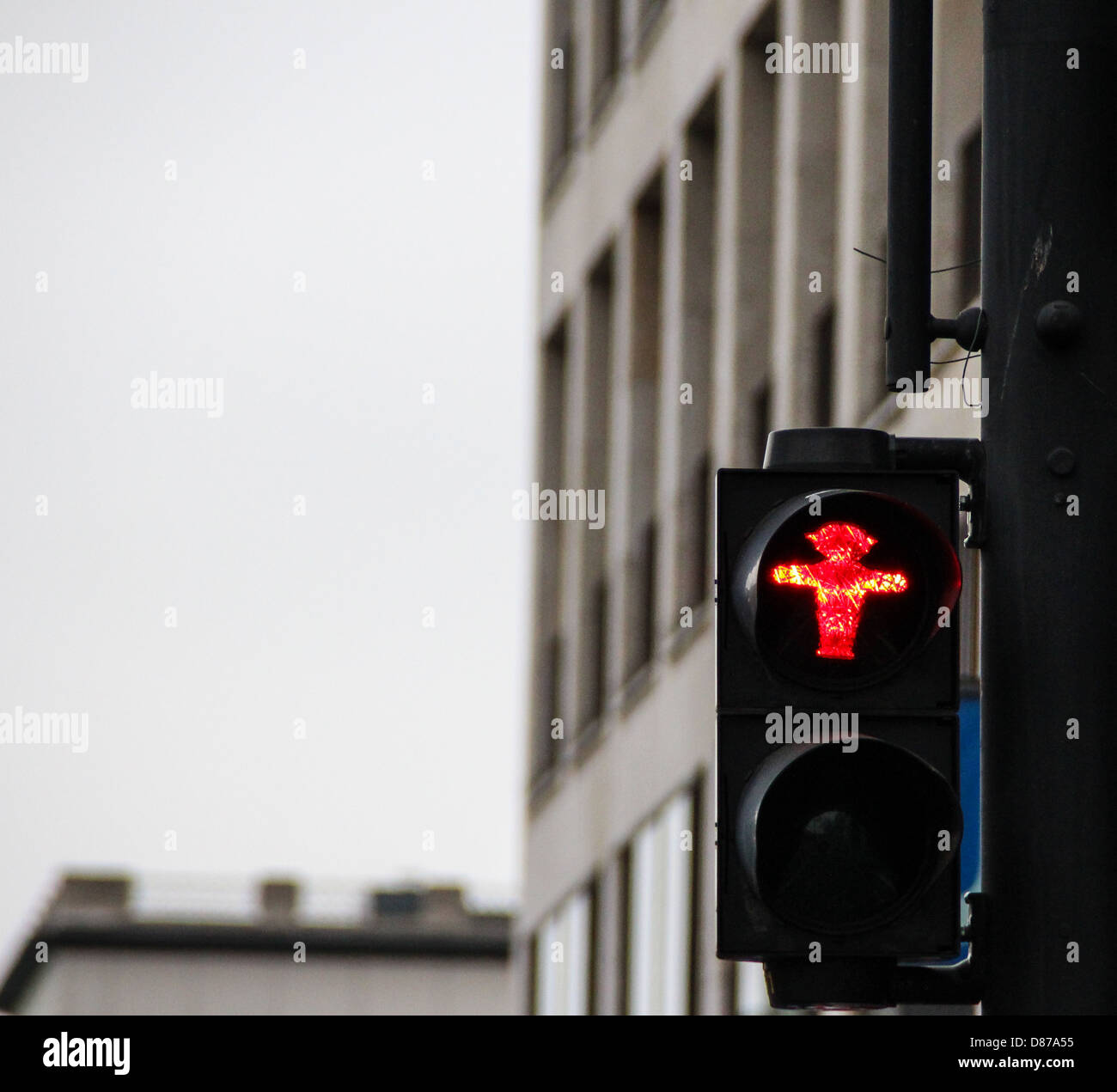 Semáforos peatonales en Berlín, con el tradicional rojo poco hombre ampelmann, símbolo de todos los semáforos en Berlín. Foto de stock