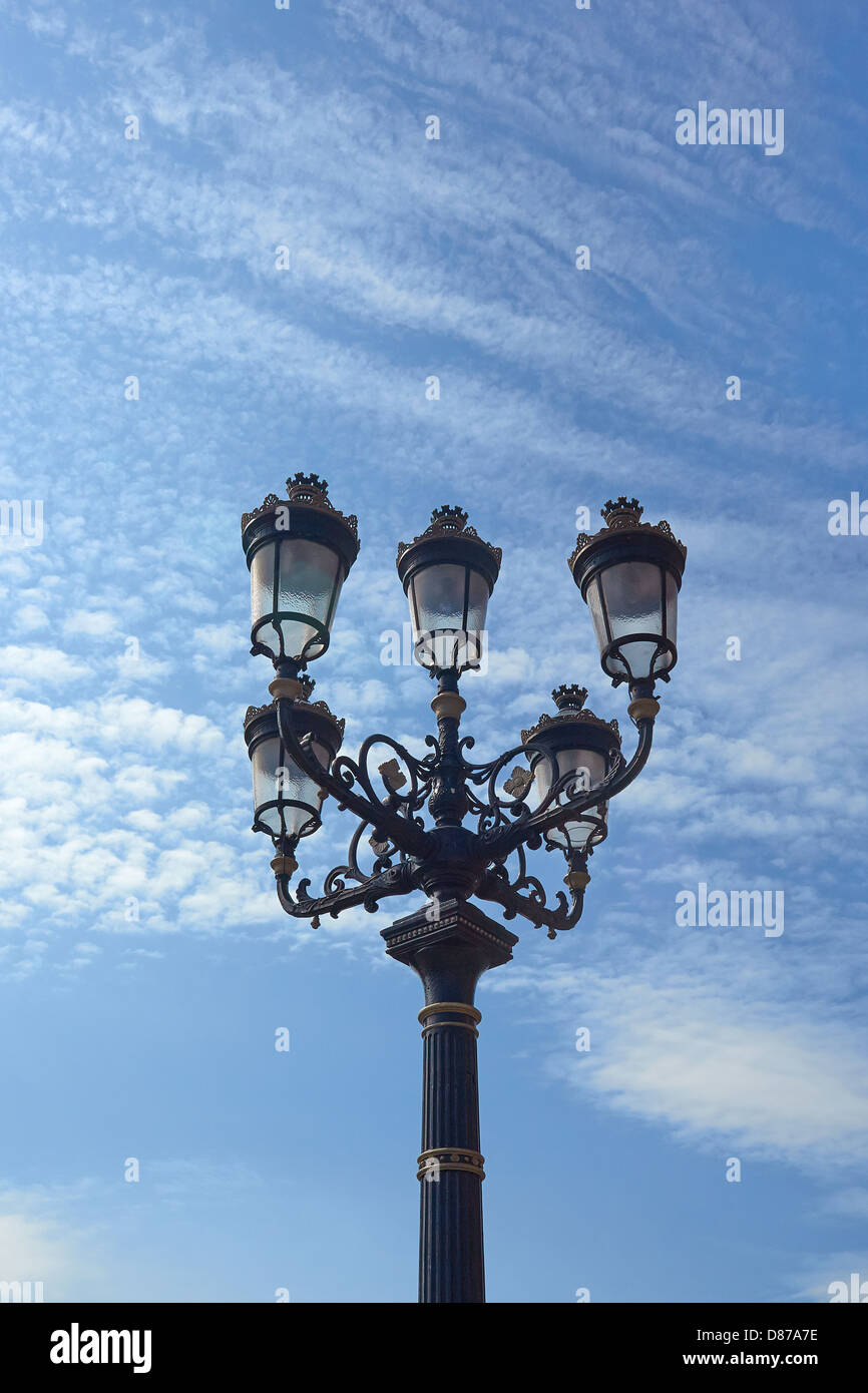 Cinco lámparas lámpara decorativa post, North Strand, Dublín. Cinco lámparas es un conocido hito de Dublín data de alrededor del año 1880 Foto de stock