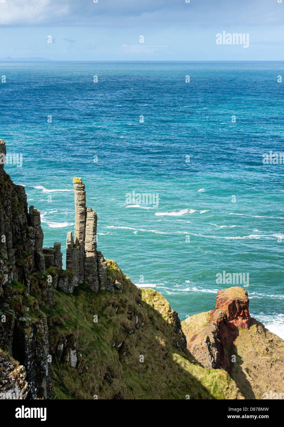 Pináculos de roca cerca de Port na Spaniagh en el Causeway Coastal Trail Foto de stock