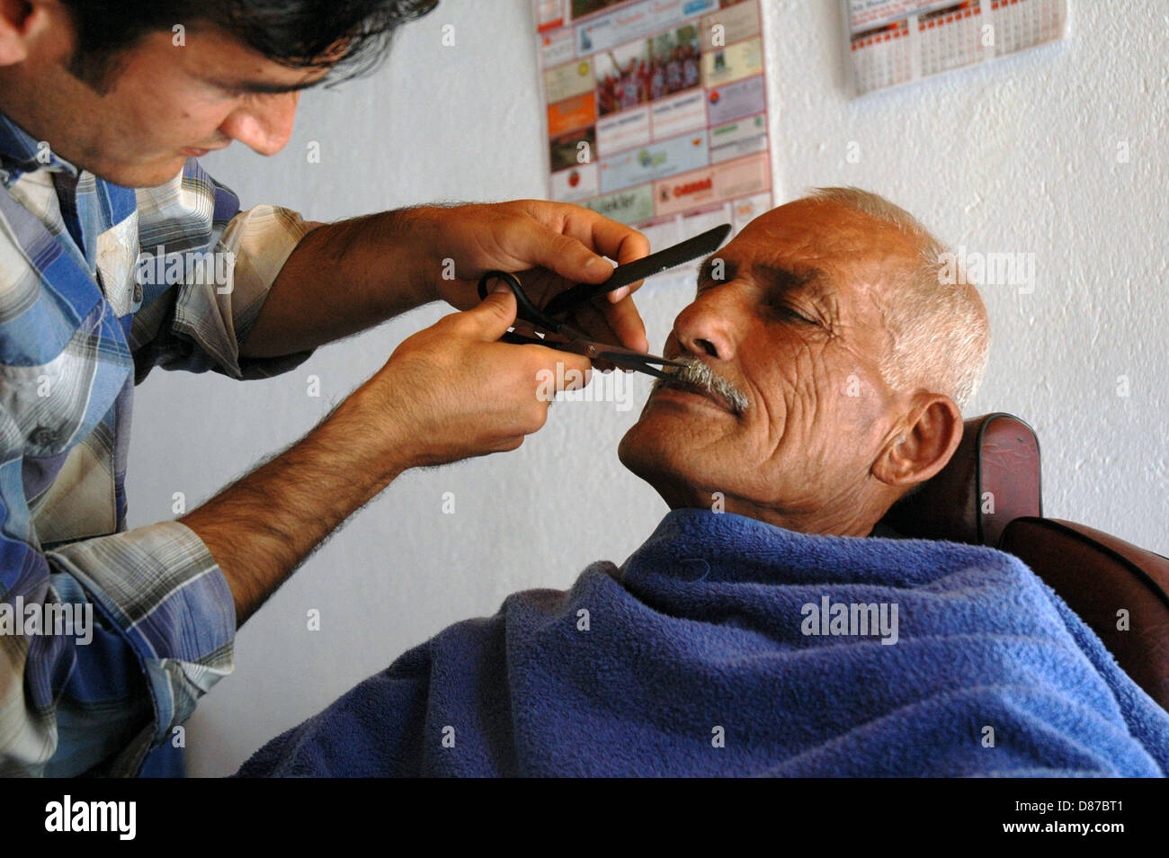 Peluquería corte y afeitado hombres en aldea turca Barber shop. Foto de stock