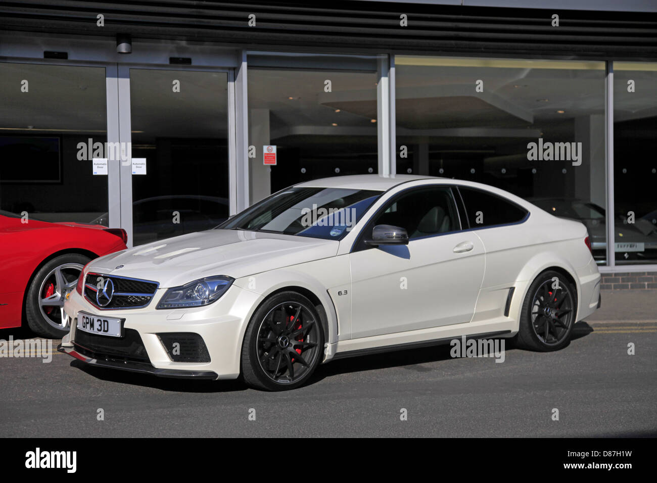 Blanco Mercedes C63 Amg Coche Negro Wilmslow Manchester Inglaterra El 05 De Abril De 13 Fotografia De Stock Alamy