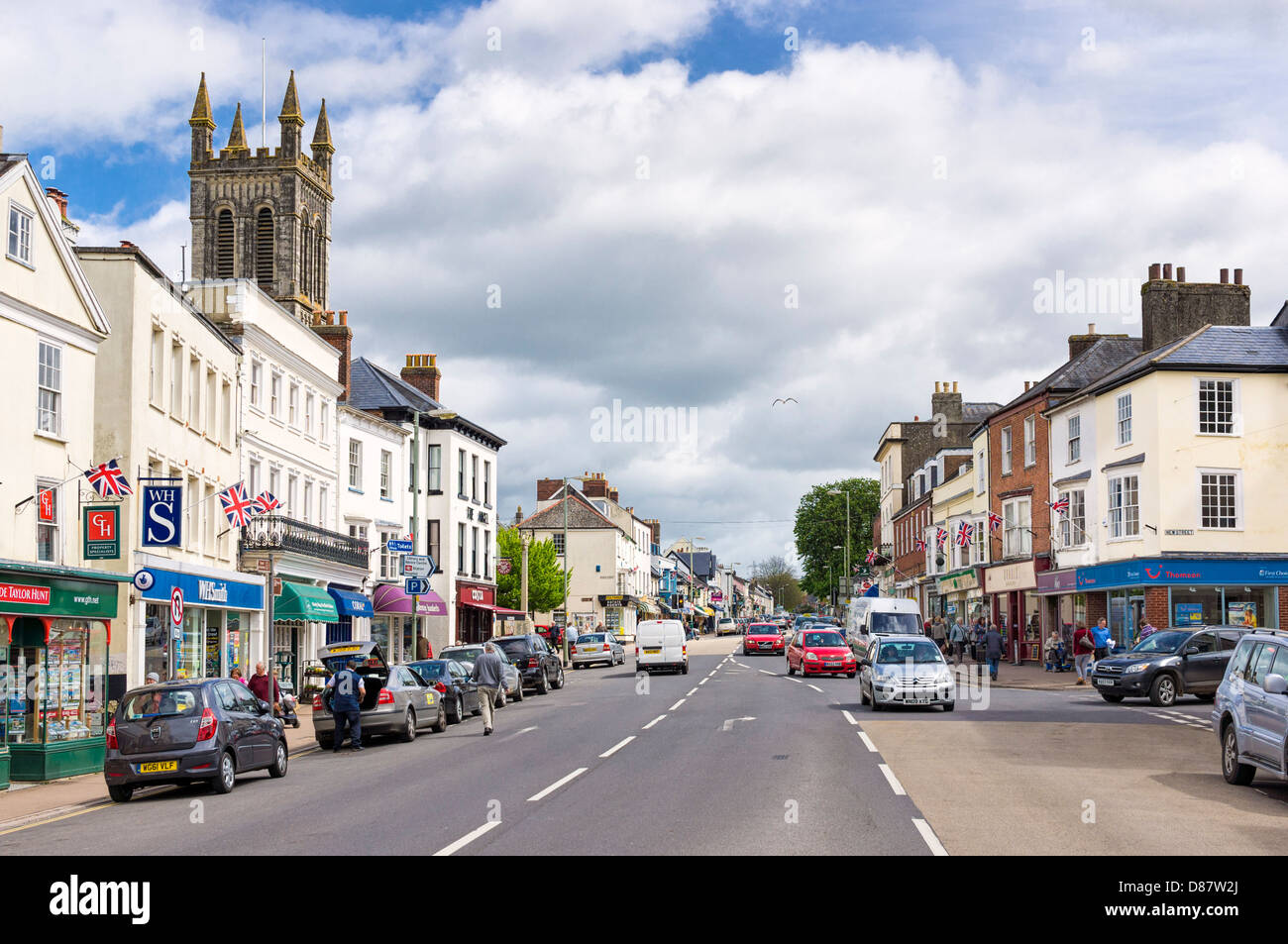 Honiton, Devon, Inglaterra, Reino Unido - la ciudad y la calle principal Foto de stock