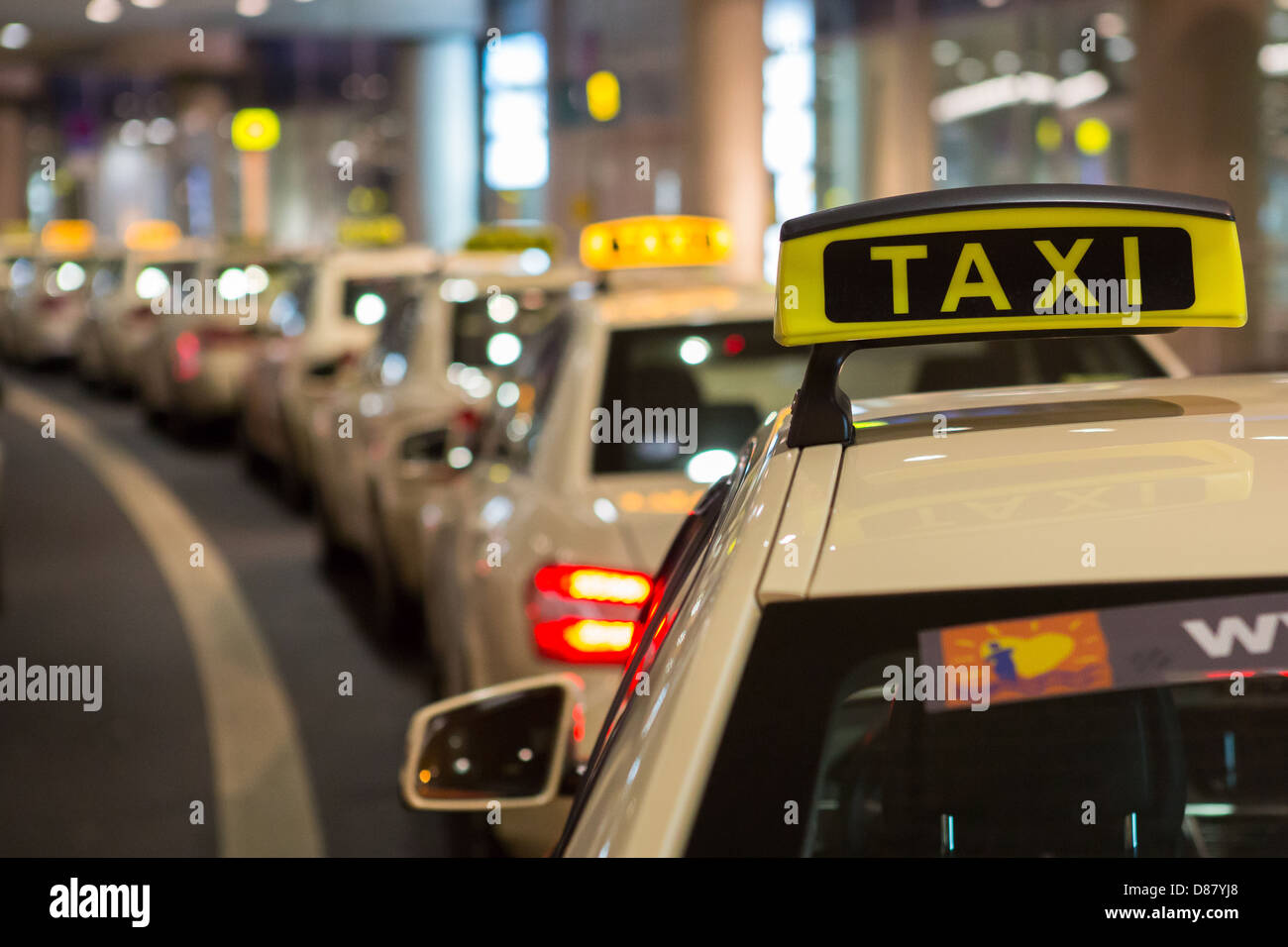 Hay taxis en la noche fuera del aeropuerto de Dusseldorf Foto de stock