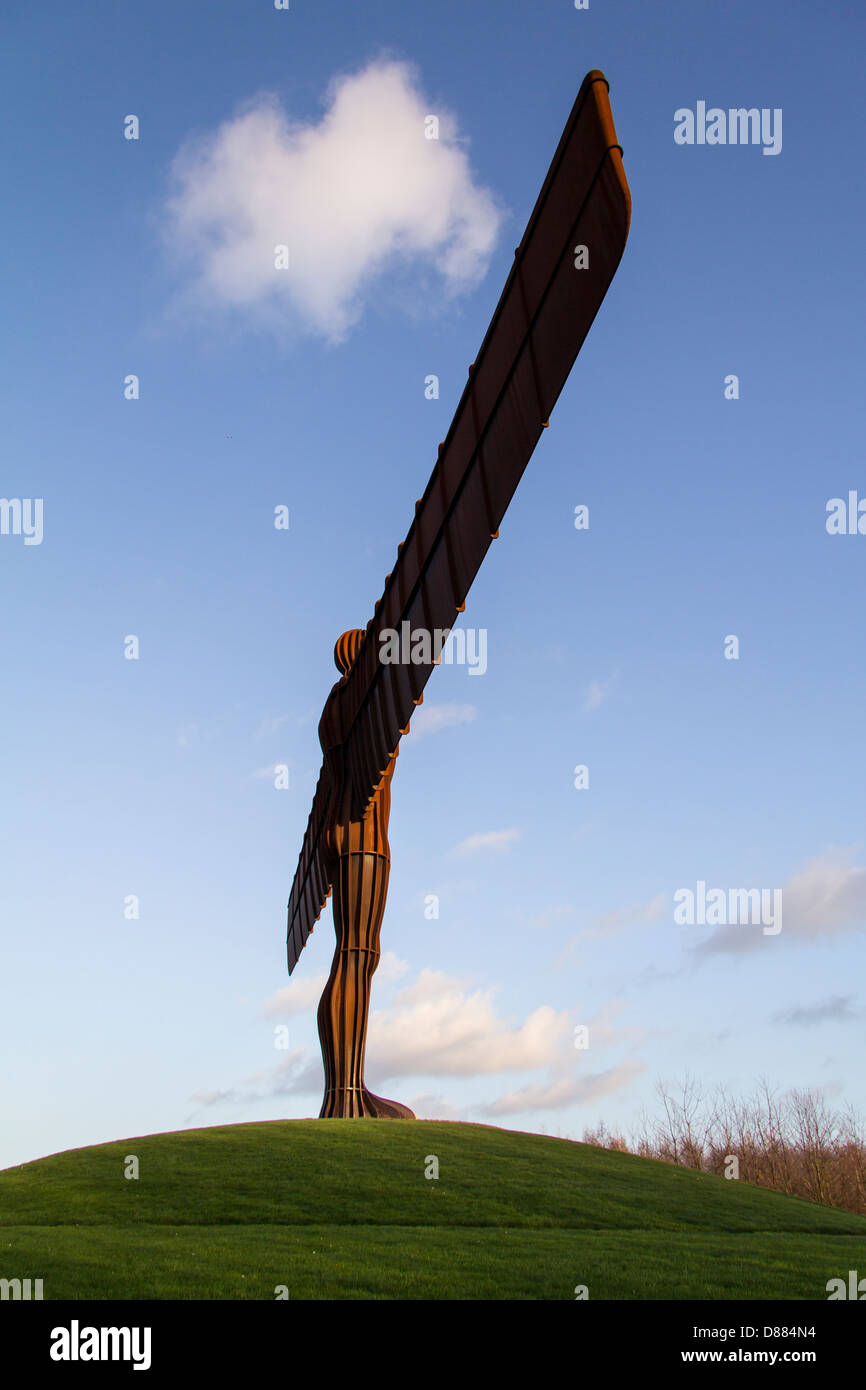 Una imagen del ángel del norte que está al lado de la autopista A1, cerca de Gateshead, en el noreste de Inglaterra. Foto de stock