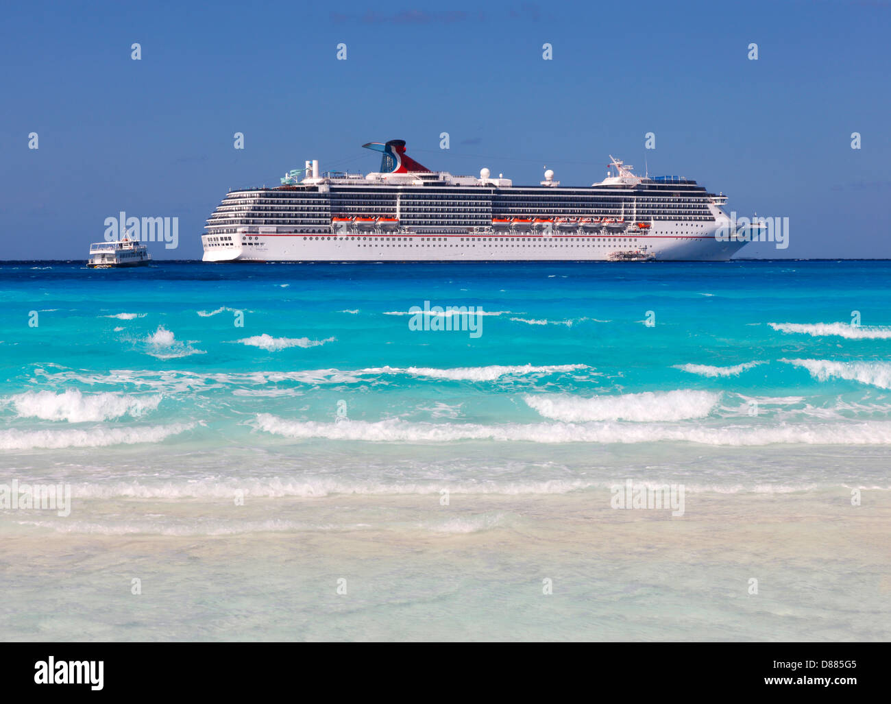 Crucero a la isla tropical Foto de stock