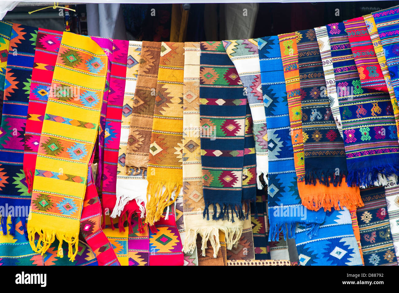 Normalmente coloridos pañuelos, tejidos y recuerdos a la venta en Altun Ha  templo maya sitio en Belice, Centroamérica Fotografía de stock - Alamy