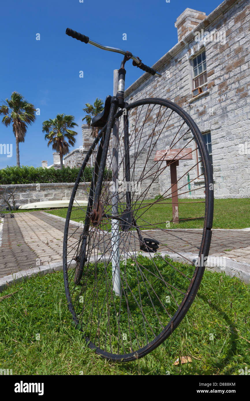 Antigua bicicleta en exhibición en el Royal Naval astilleros, Bermuda  Fotografía de stock - Alamy