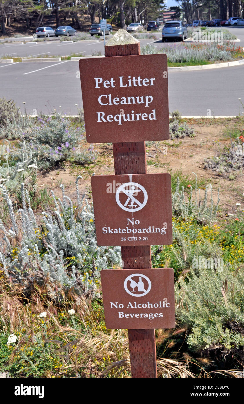Signo de reglas, pet basura limpieza requerida, no skateboarding, sin bebidas alcohólicas Foto de stock
