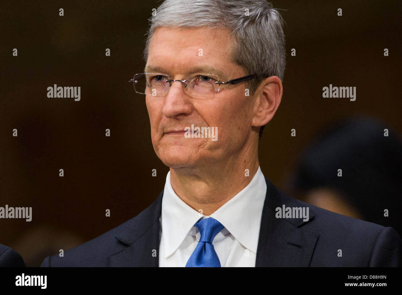 Tim Cook, CEO de Apple, Inc., testifica ante el Subcomité Permanente de Investigaciones del Senado sobre sus prácticas de impuesto de sociedades Foto de stock