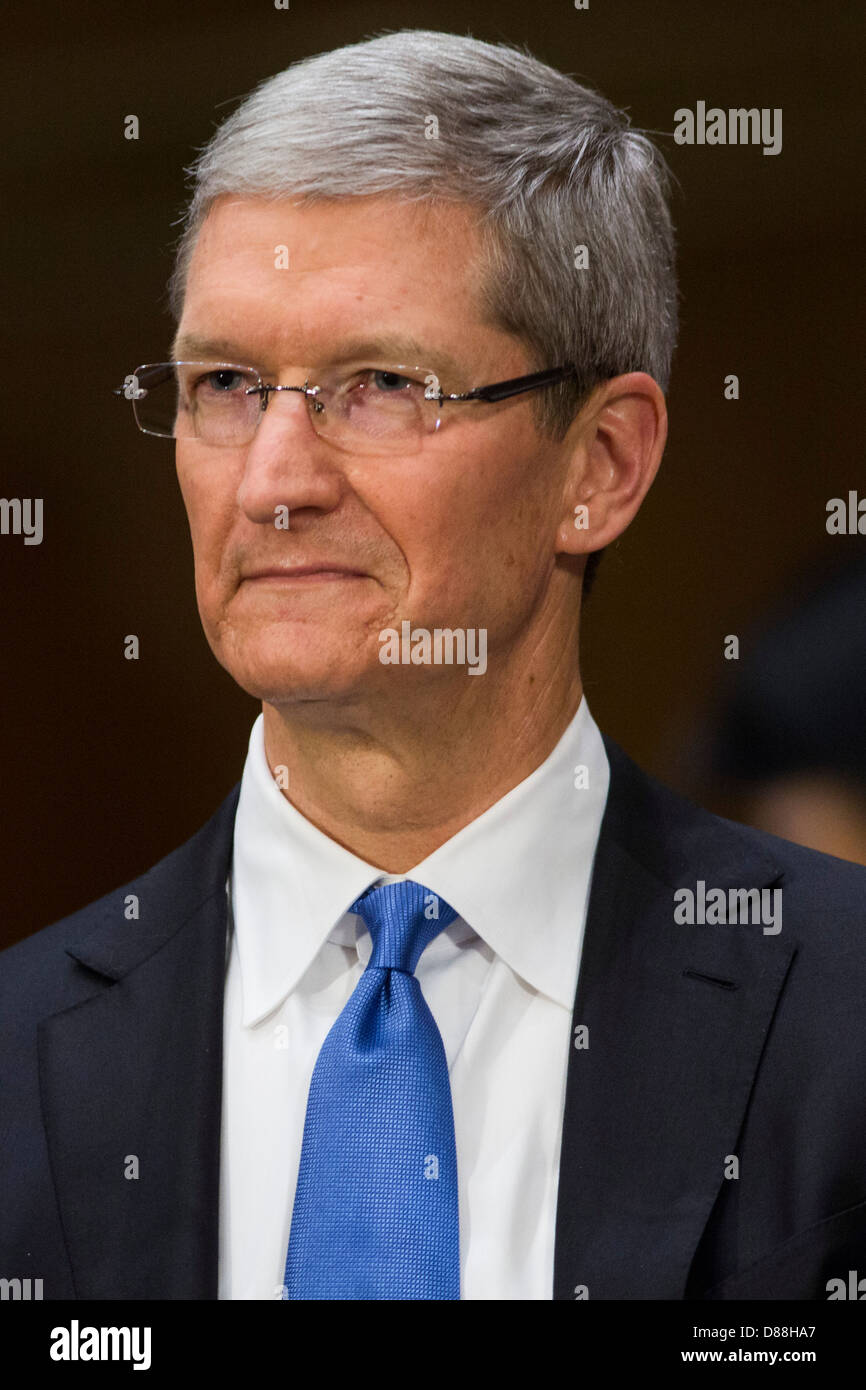 Tim Cook, CEO de Apple, Inc., testifica ante el Subcomité Permanente de Investigaciones del Senado sobre sus prácticas de impuesto de sociedades Foto de stock