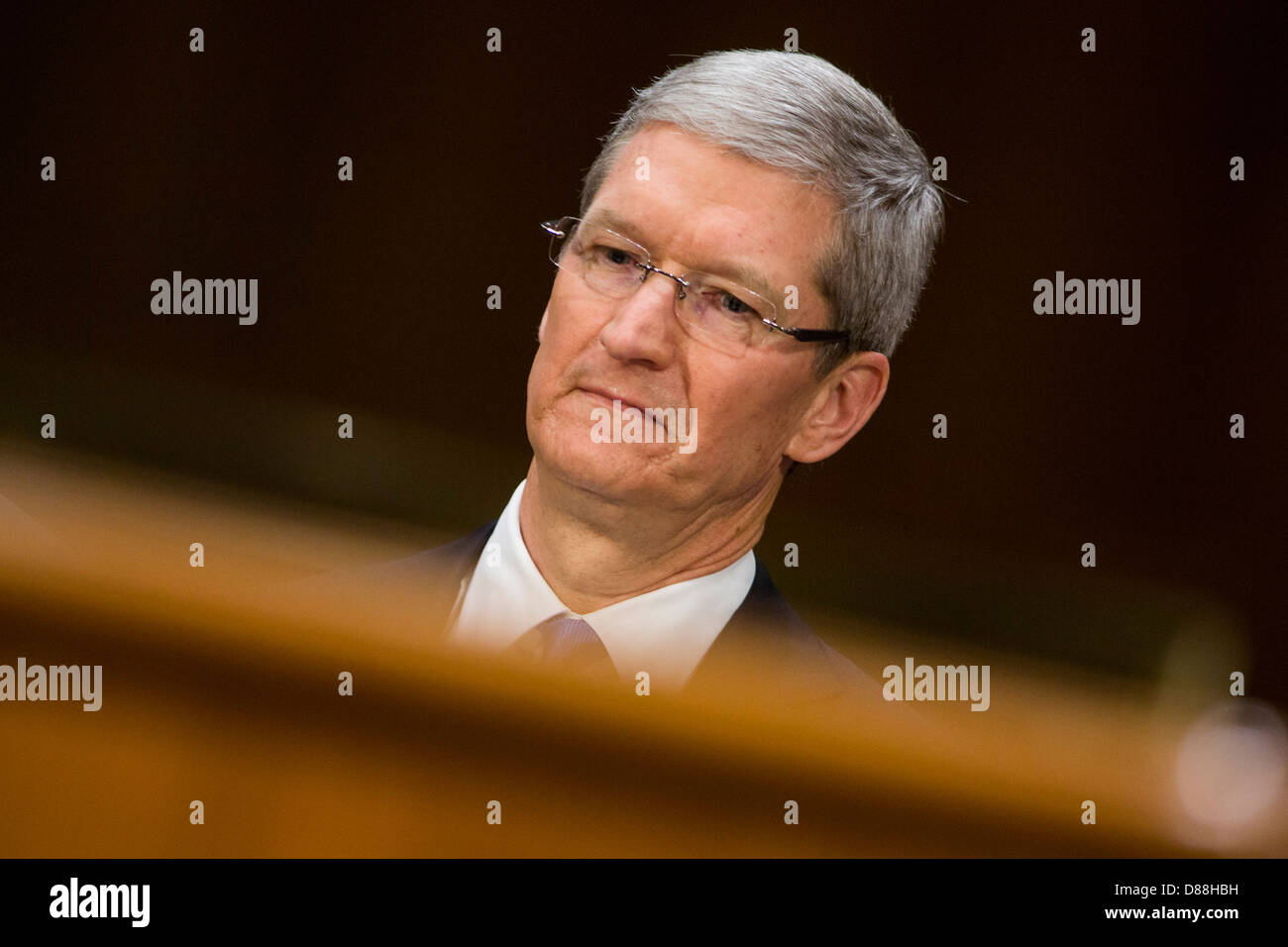 Tim Cook, CEO de Apple, Inc., testifica ante el Subcomité Permanente de Investigaciones del Senado sobre sus prácticas de impuesto de sociedades Foto de stock