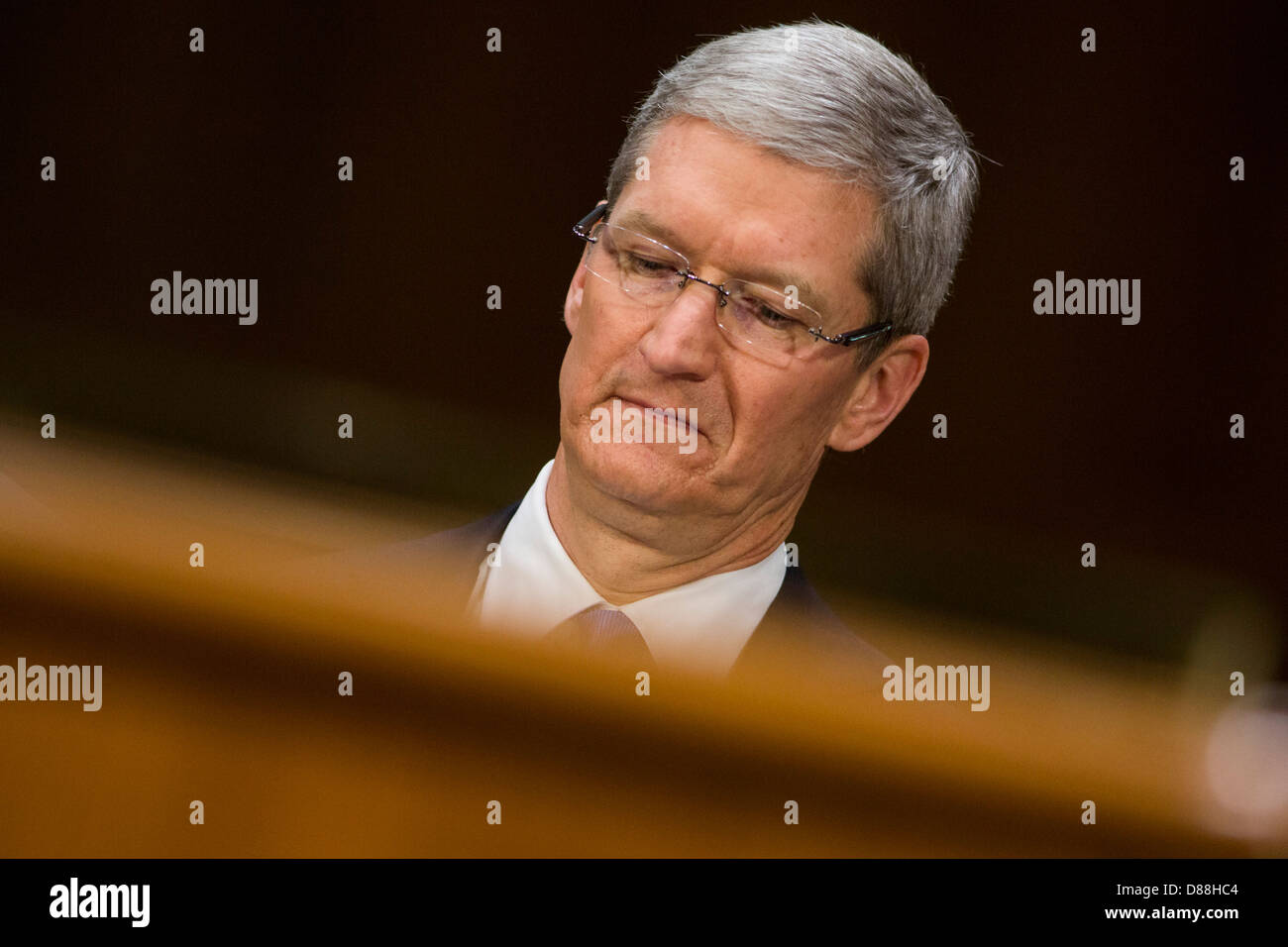 Tim Cook, CEO de Apple, Inc., testifica ante el Subcomité Permanente de Investigaciones del Senado sobre sus prácticas de impuesto de sociedades Foto de stock