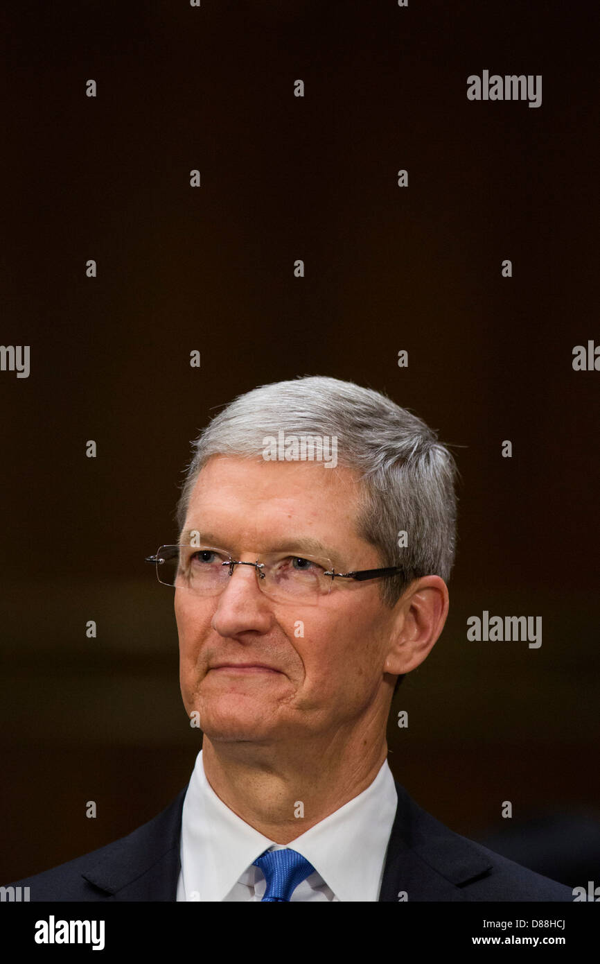 Tim Cook, CEO de Apple, Inc., testifica ante el Subcomité Permanente de Investigaciones del Senado sobre sus prácticas de impuesto de sociedades Foto de stock