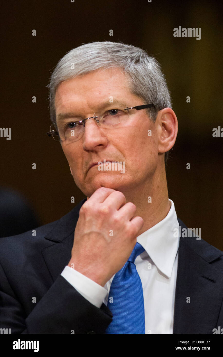 Tim Cook, CEO de Apple, Inc., testifica ante el Subcomité Permanente de Investigaciones del Senado sobre sus prácticas de impuesto de sociedades Foto de stock