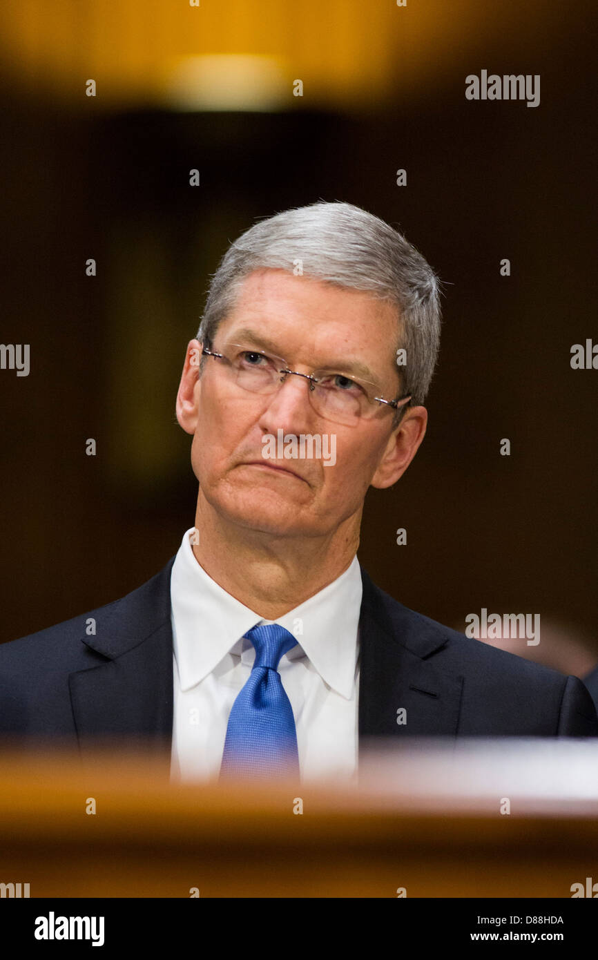 Tim Cook, CEO de Apple, Inc., testifica ante el Subcomité Permanente de Investigaciones del Senado sobre sus prácticas de impuesto de sociedades Foto de stock