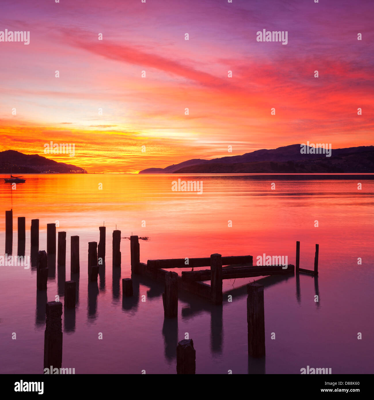 Precioso atardecer con colores rojos, amarillos y naranjas, sobre la bahía de Gobernadores, Canterbury, Nueva Zelandia, mirando hacia Lyttelton Foto de stock