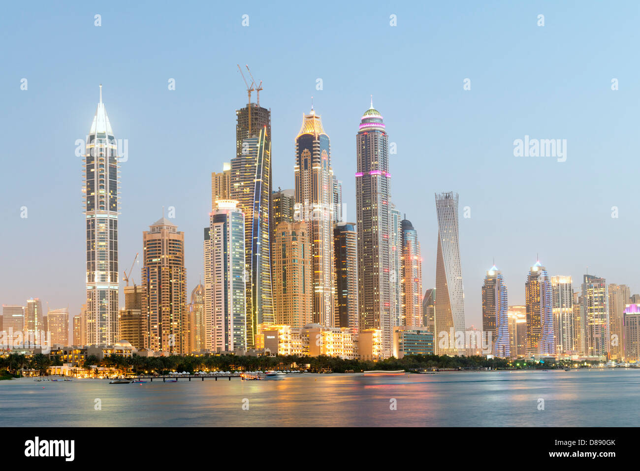 Por la noche el horizonte de rascacielos en la zona del puerto deportivo de Dubai, Emiratos Árabes Unidos Foto de stock