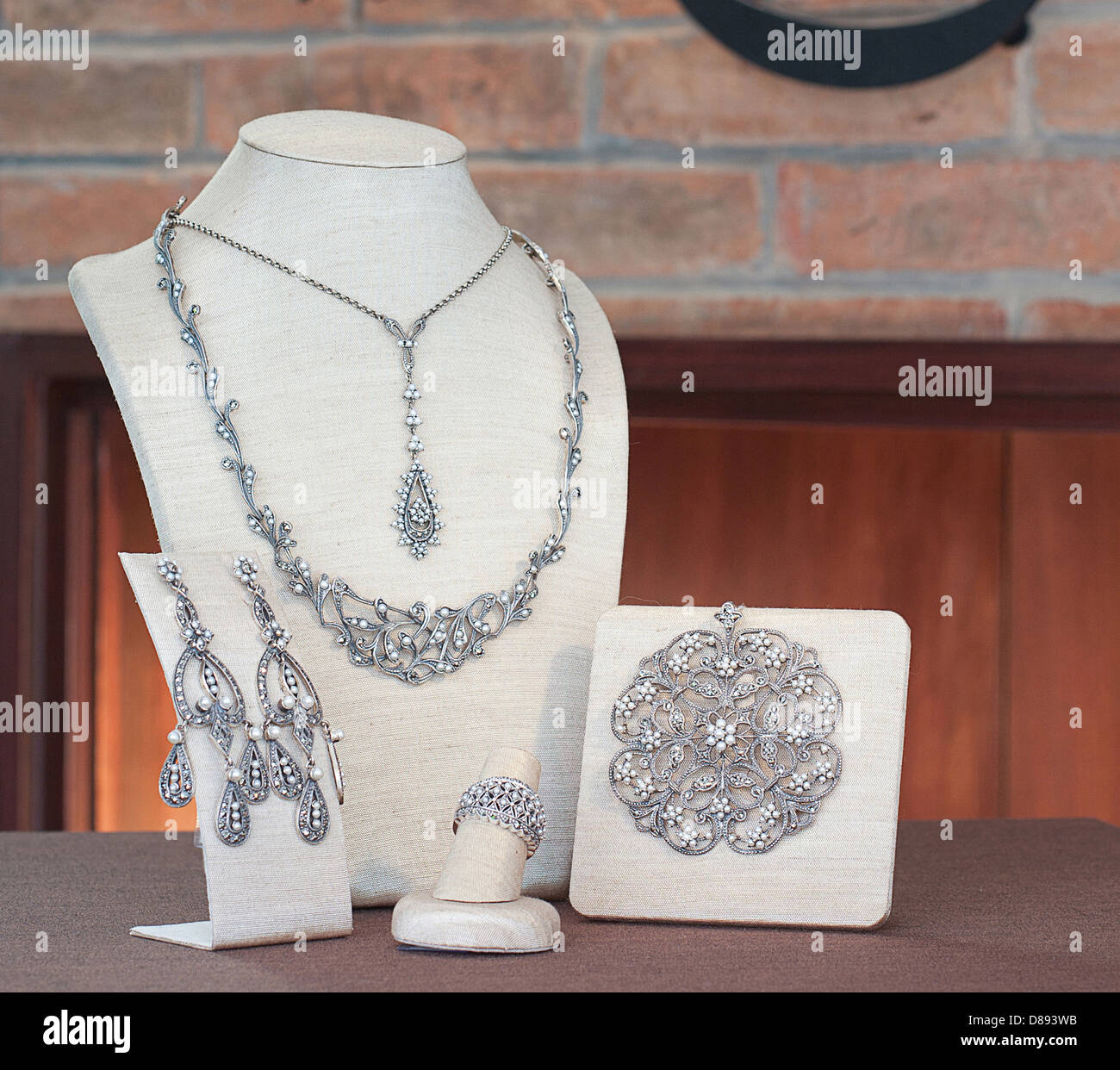 Conjunto de joyería de lujo : collar, colgante, pendientes y anillo Foto de stock