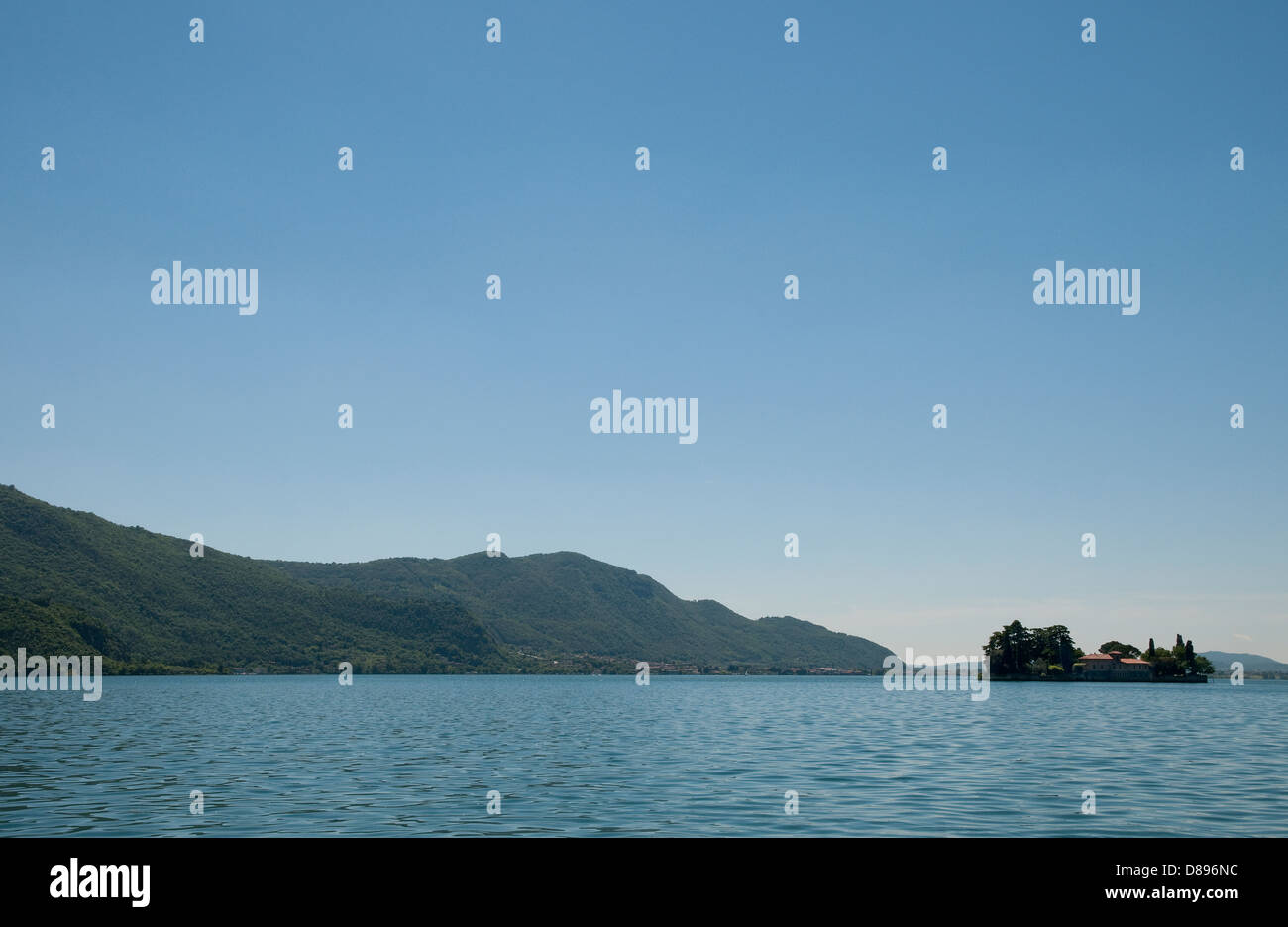 Isola San Paolo, monte isola, el lago de Iseo, Lombardía, Italia Foto de stock