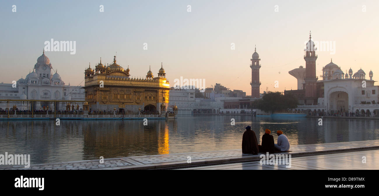 India, Punjab, Templo de Oro de Amritsar., tres devotos sij al amanecer. Foto de stock