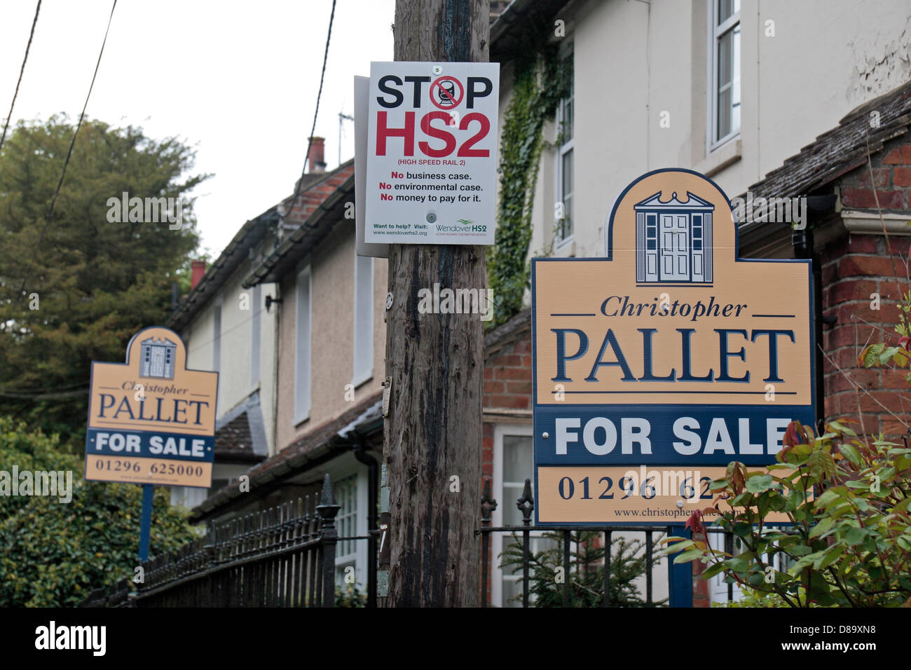 Un HS2 'Stop' cartel sobre un poste de teléfono cerca de dos 'casa en venta' signos, en Wendover, Buckinghamshire, Reino Unido. (Mayo de 2013) Foto de stock