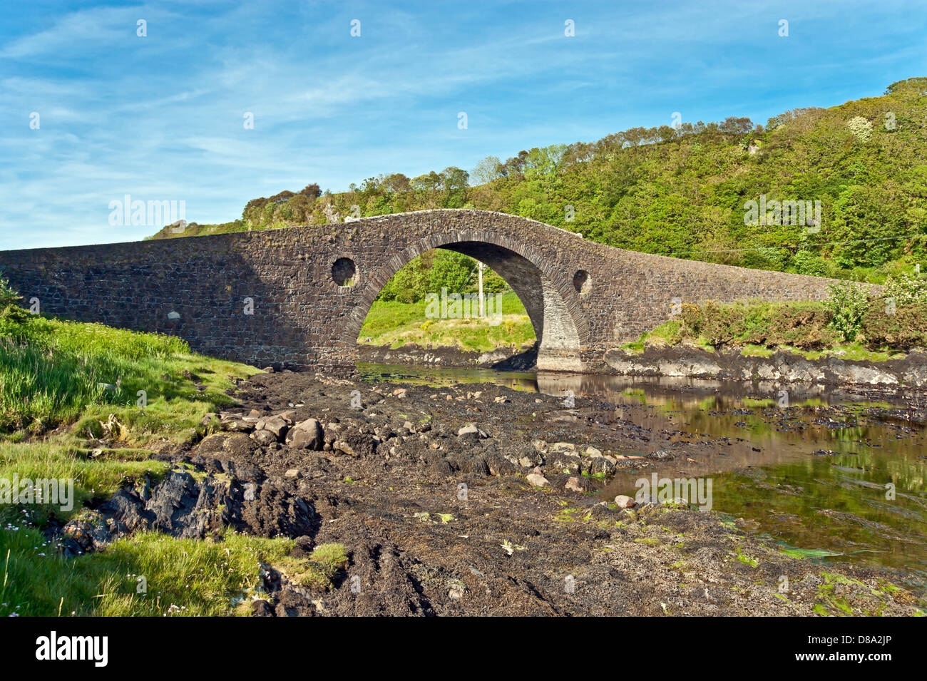 El Clachan Bridge (Puente del Atlántico) que une el continente Escocés en la isla de Seil al sur de Oban, Escocia Foto de stock