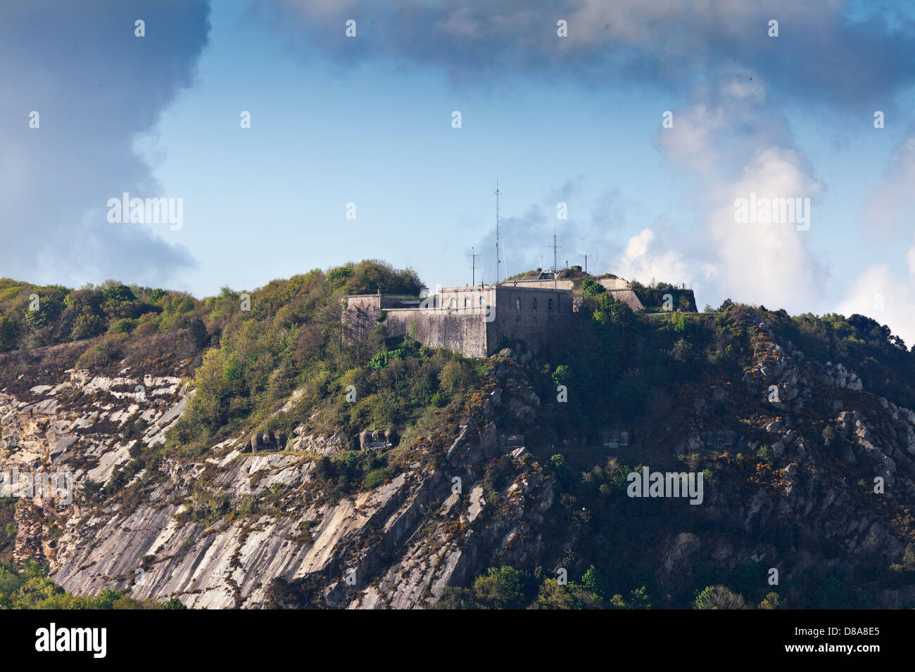 Cherburgo fortaleza, Fort du Roule, encaramado en el Point de vue en las montañas sobre la ciudad Foto de stock
