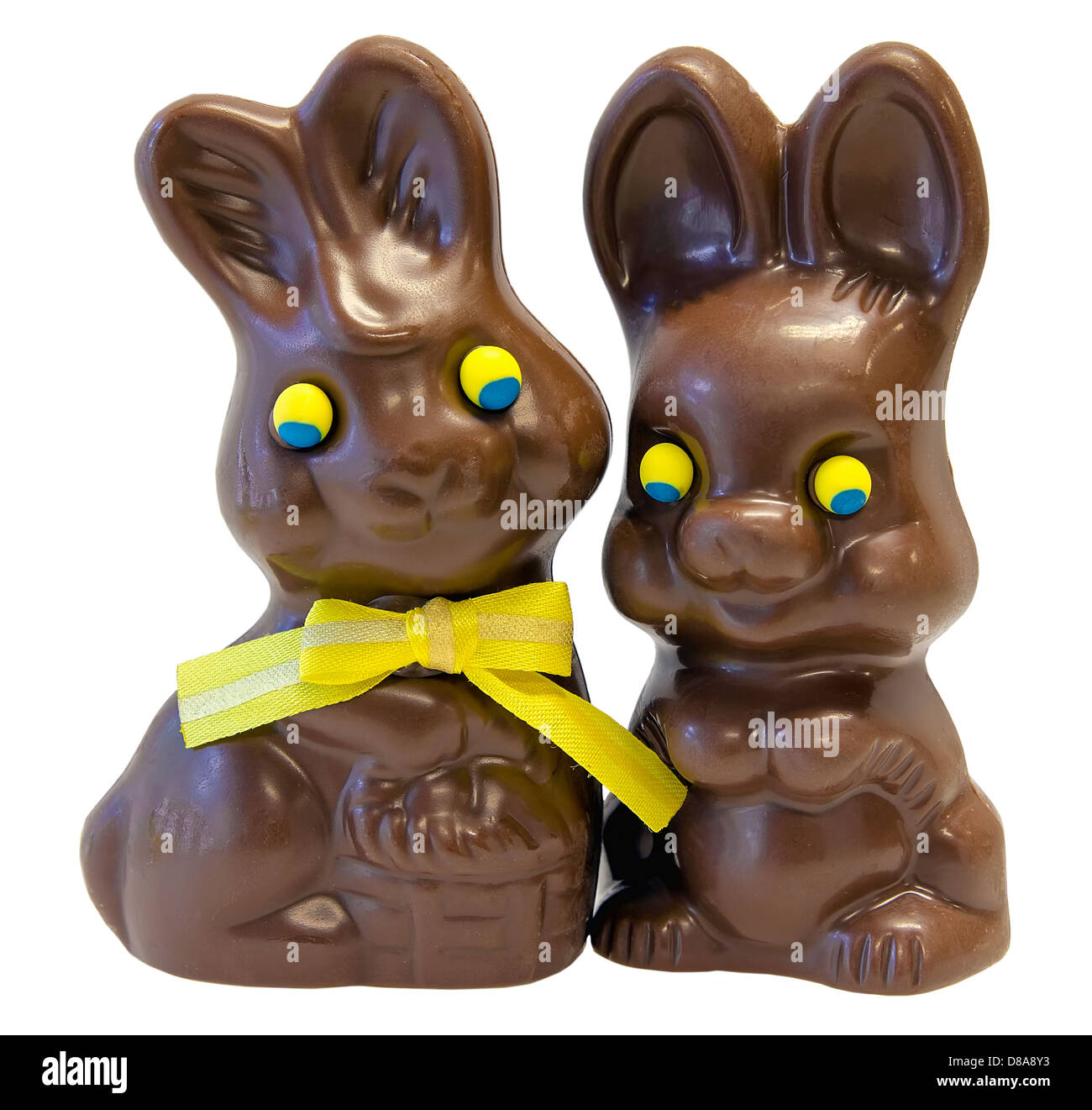 Chocolate el día de Pascua feliz pareja Conejito con cinta amarilla Bow aislado sobre fondo blanco. Foto de stock