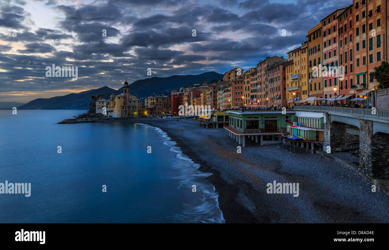 Atardecer en Camogli cerca de Portofino, Riviera di Levante, Liguria, Italia Foto de stock