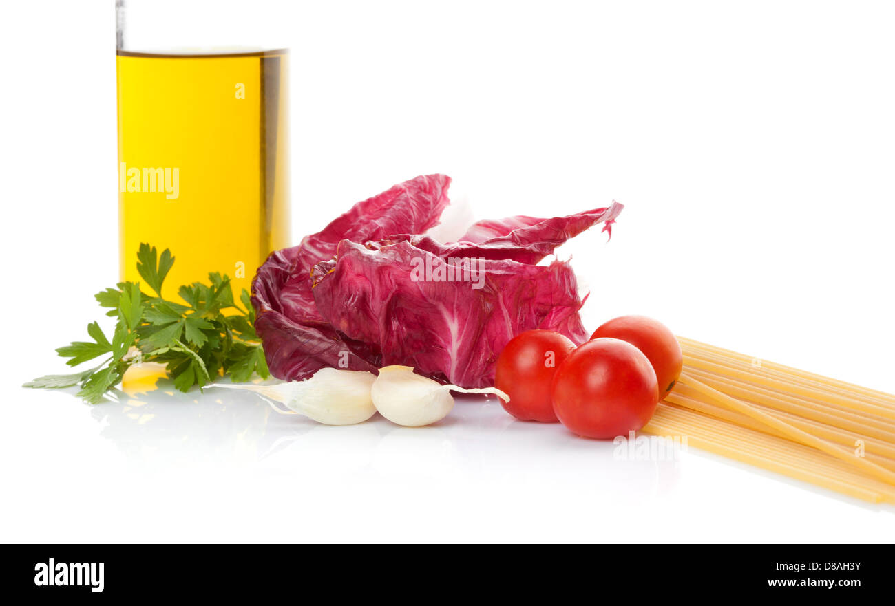 Espaguetis con radicchio y tomates y aceite de oliva Foto de stock