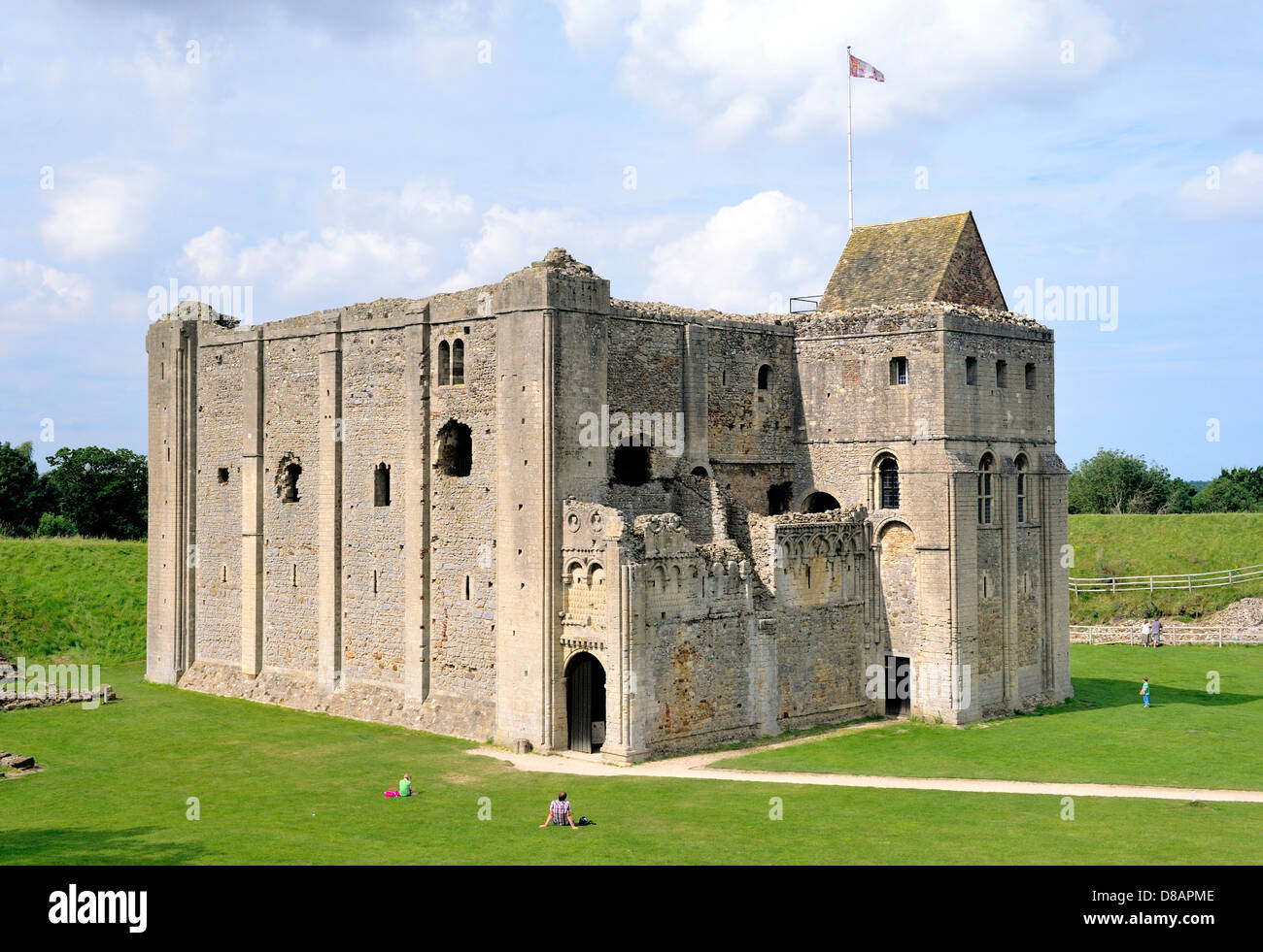 Castle Rising medieval castillo normando, Norfolk, Inglaterra, se remonta a 1140 AD. Mantenga de piedra e interiores de Bailey Foto de stock