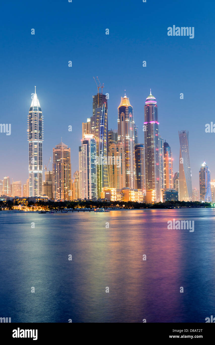 Por la noche el horizonte de rascacielos en la zona del puerto deportivo de Dubai, Emiratos Árabes Unidos Foto de stock