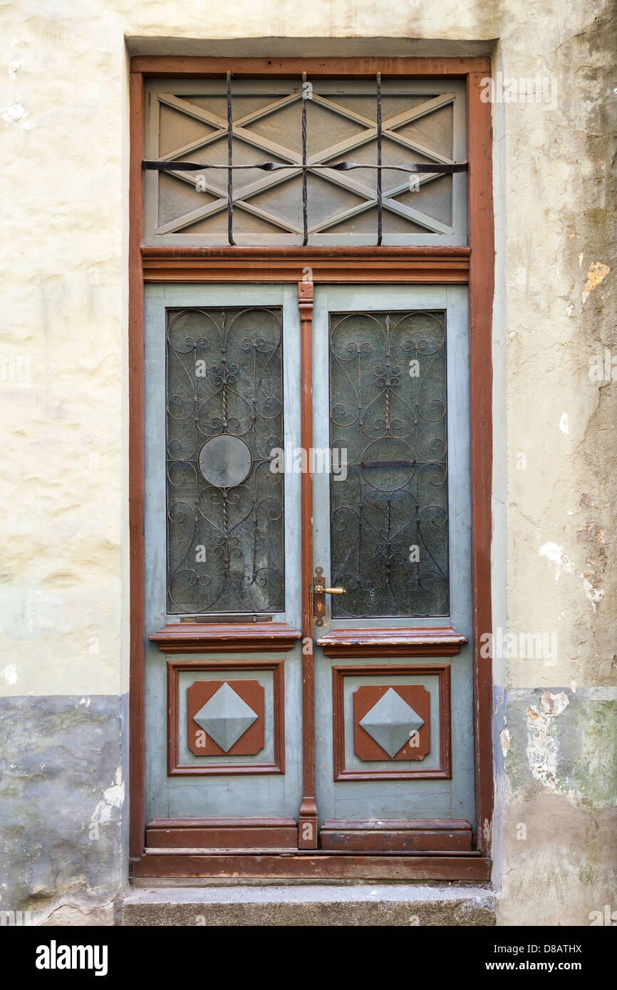 Marco de la puerta de vidrio de madera fotografías e imágenes de alta  resolución - Alamy