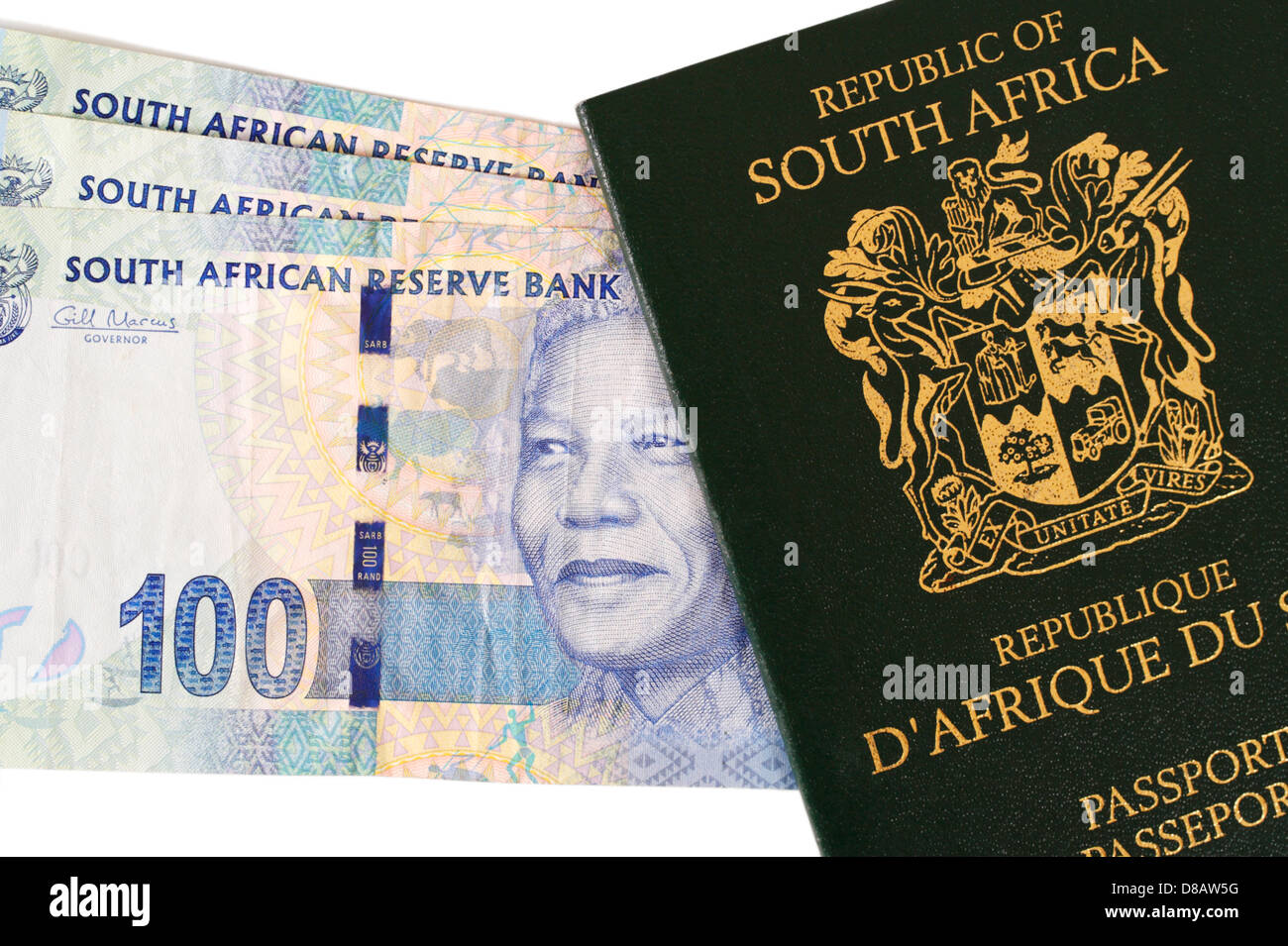 Un pasaporte de la República de Sudáfrica con nueva moneda rands sudafricanos Foto de stock