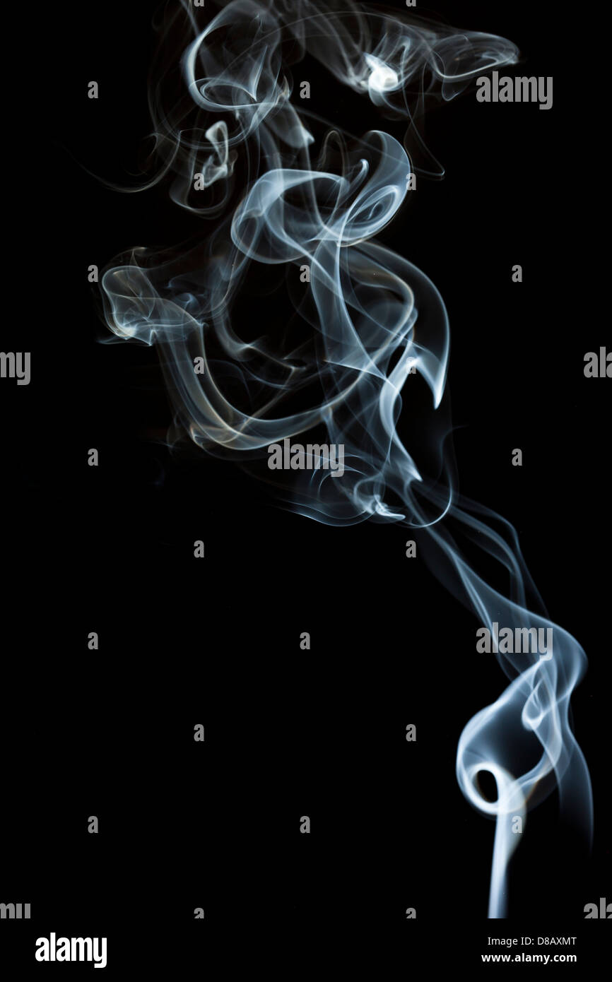Whispy humo blanco sobre un fondo negro Foto de stock